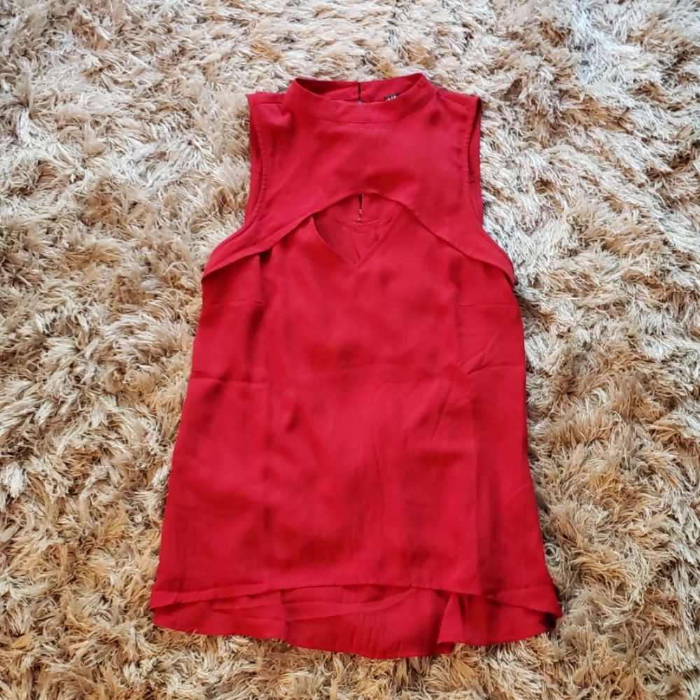 VENUS M red keyhole front tank blouse
